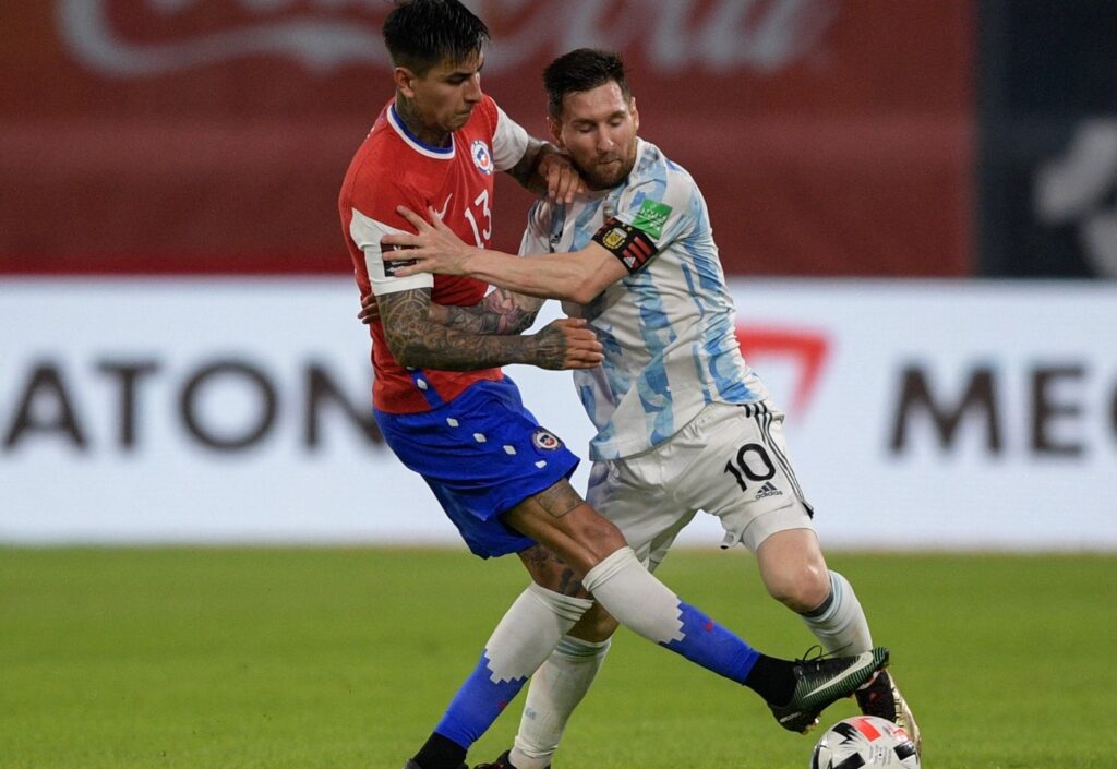 Erick Pulgar, do Flamengo, enfrentando Messi