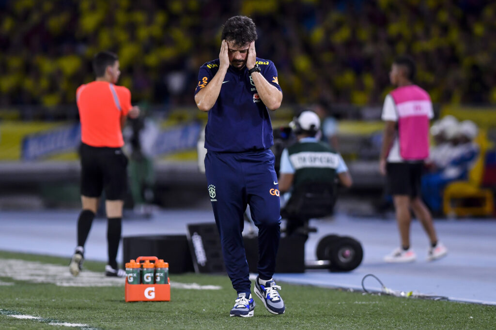 Brasil perde para a Colômbia nas Eliminatórias da Copa; Diniz sofre com comparações com Tite