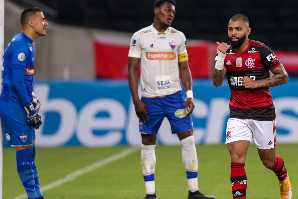 Gabigol comemora gol contra o Fortaleza