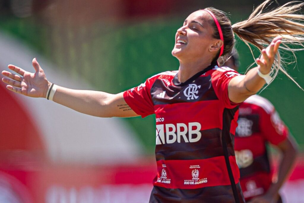 Crivelari faz hat-trick e Flamengo bate Duque de Caxias por 11 a 0 para ficar com Taça Guanabara; semifinal do Campeonato Carioca Feminino será contra o Fluminense