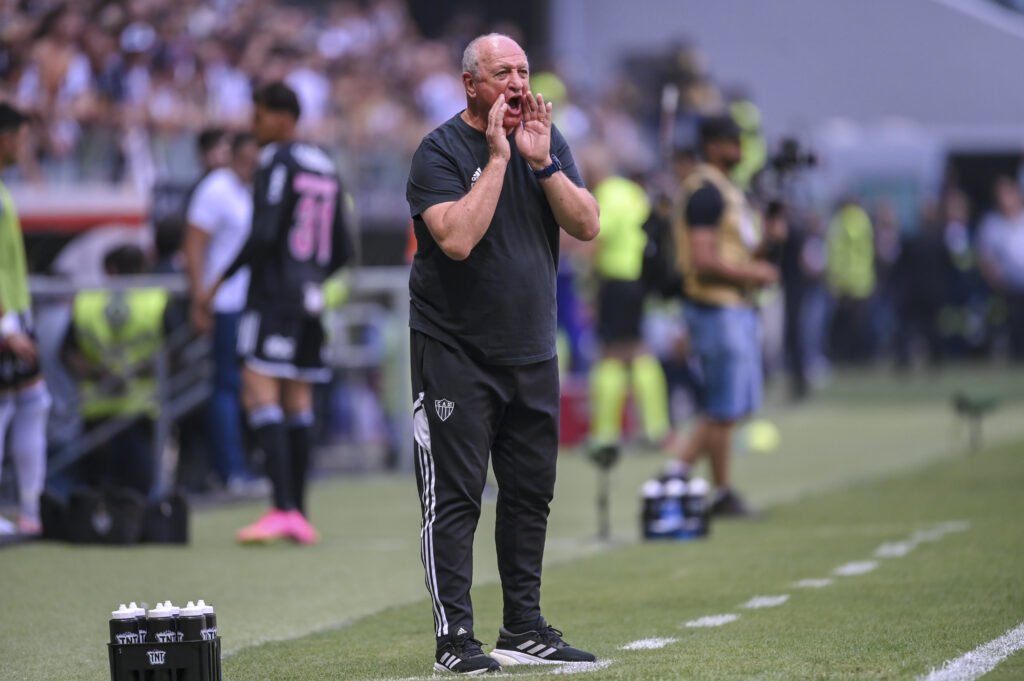 Felipão na beira do campo em jogo do Atlético-MG; clube mineiro divulgou relacionados para enfrentar o Flamengo no Maracanã