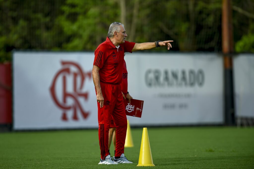 Tite em treino do Flamengo; treinador prepara time com mudanças para enfrentar o Fortaleza; veja escalação