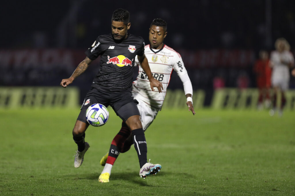 Aderlan, do Bragantino, em duelo com o Bruno Henrique, do Flamengo