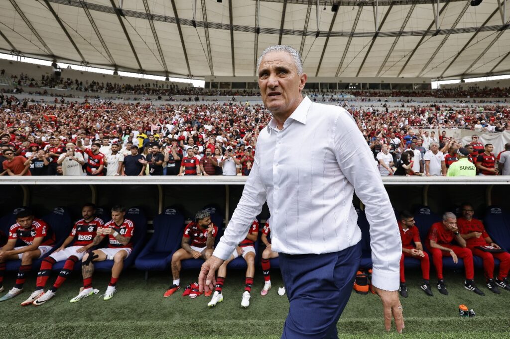 Tite na frente do banco de reservas do Maracanã; Flamengo está escalado para enfrentar o Atlético-MG