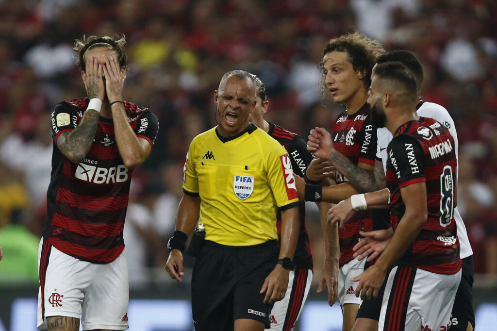 Jogadores do Flamengo reclamam de decisão de Wilton Pereira Sampaio; árbitro apita o Flamengo x Palmeiras no Brasileirão