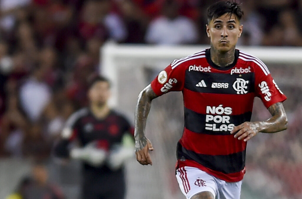 Erick Pulgar em campo pelo Flamengo contra o Palmeiras no Maracanã pelo Brasileirão 2023