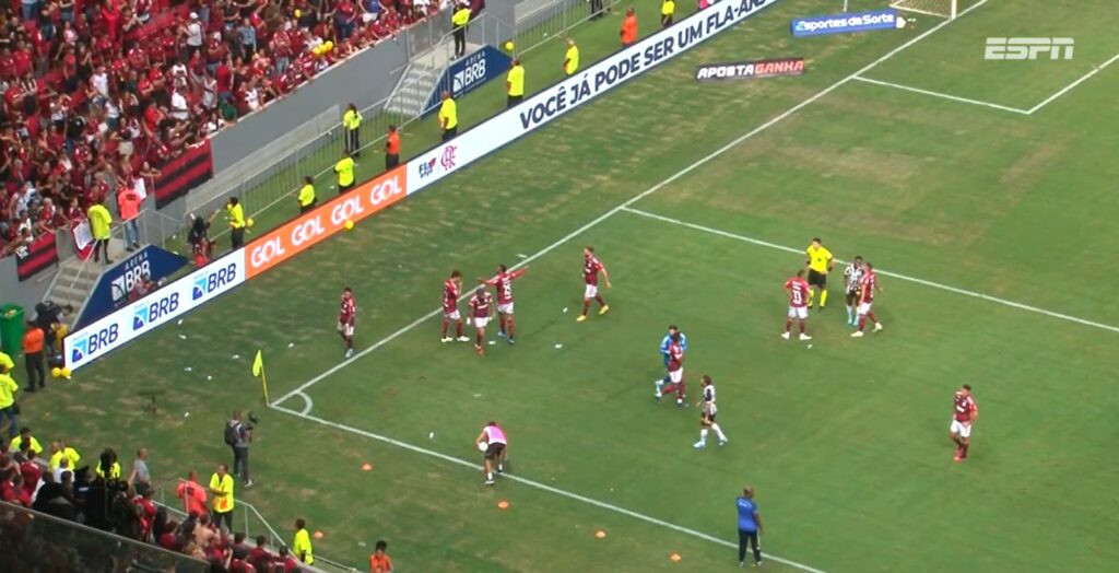 Jogadores do Flamengo pedem para a torcida parar de atirar objetos em campo no Mané Garricnha após a expulsão de Bruno Henrique contra o Santos. STJD marcou julgamento que pode punir Gerson e Bruno Henrique e deixar Flamengo sem Maracanã na reta final do Brasileiro