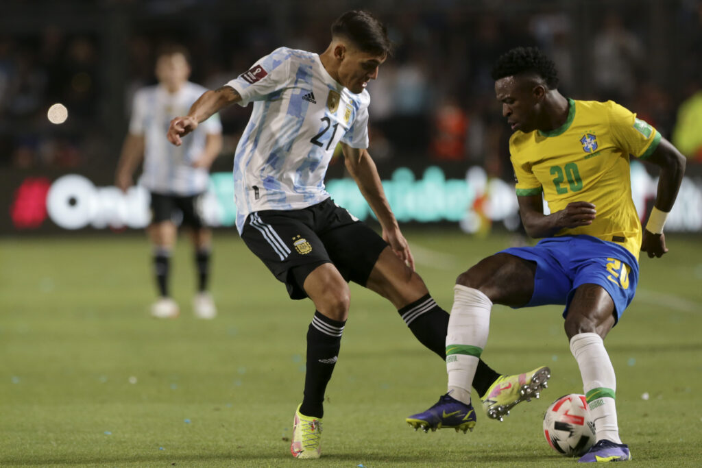 Vini Jr em ação em Argentina x Brasil