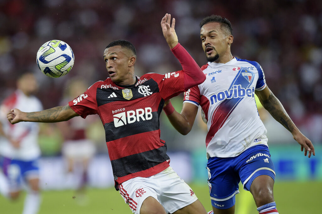 wesley divide bola em flamengo e fortaleza