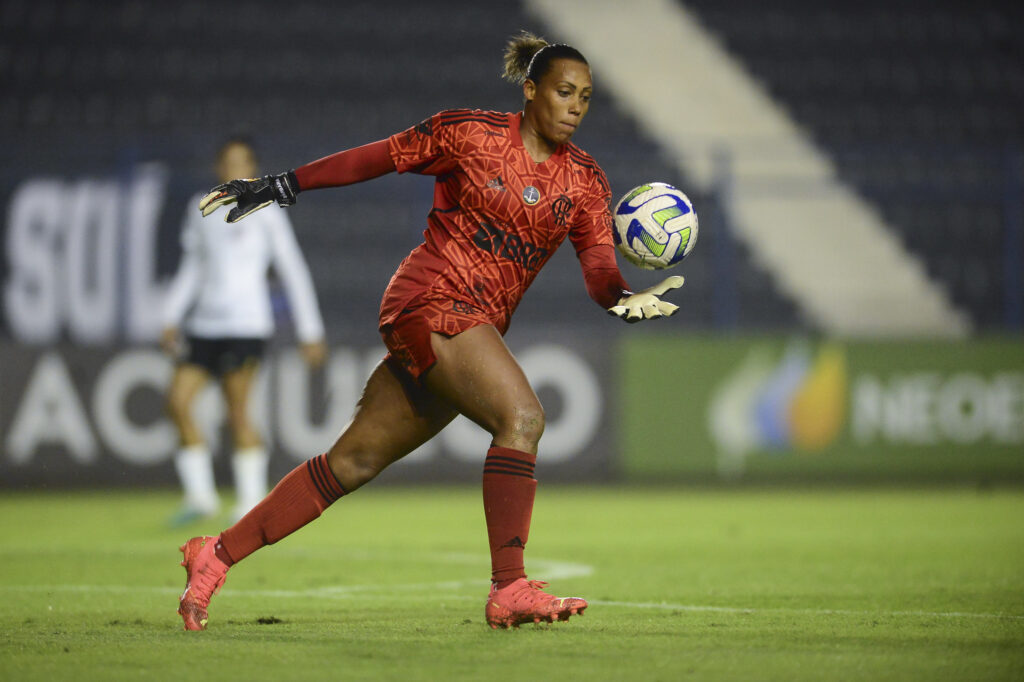 Bárbara sai do Flamengo e clube busca goleira do Internacional para repor