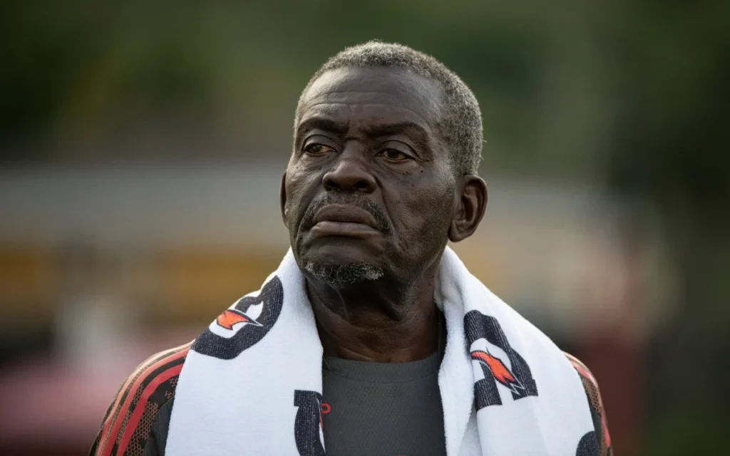 Seu Denir no CT do Ninho do Urubu; lenda do Flamengo precisou ser internado por complicações após caso de pneumonia