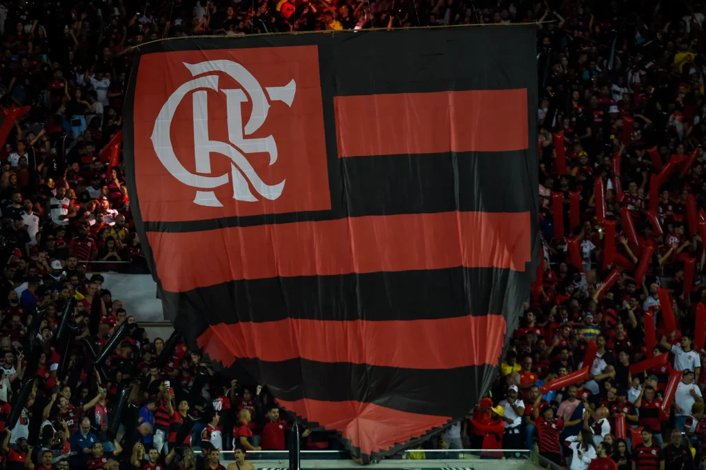 Torcida do Flamengo ergue escudo do clube em jogo no Maracanã; mais de 48 mil ingressos vendidos para confronto com Palmeiras na Copa do Brasil