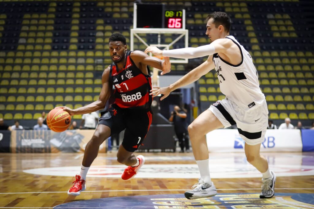 Gui Deodato ataca a cesta em vitória do Flamengo no NBB