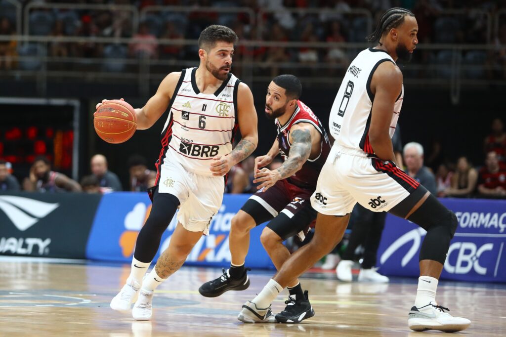 Franco Balbi em ação pelo Flamengo; armador celebrou a evolução da equipe no NBB
