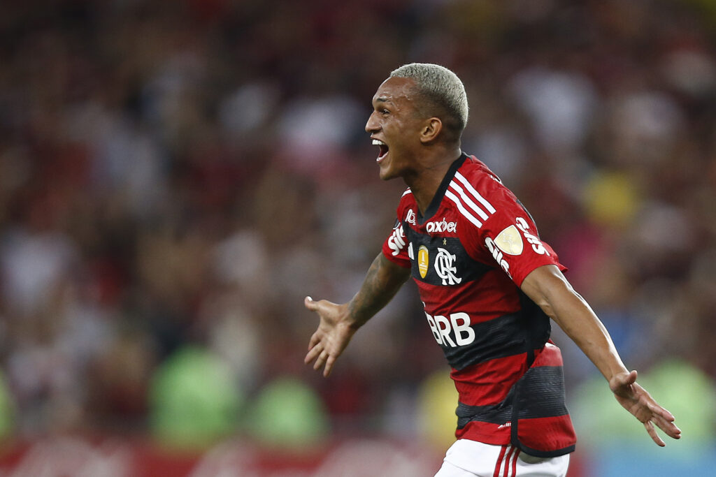 Wesley, do Flamengo, comemora gol com os braços abertos em 2023