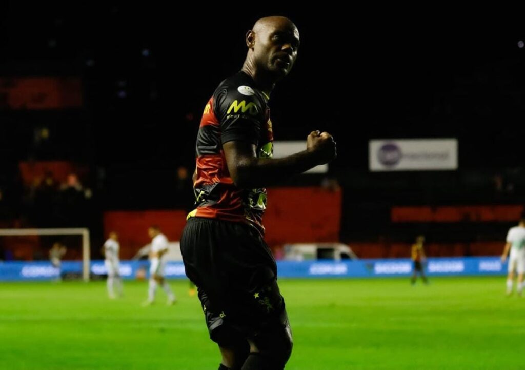 Ex-Flamengo, Vagner Love em campo pelo Sport