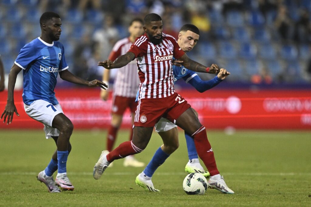 Rodinei Marcelo de Almeida, do Olympiacos, e Bilal El Khannouss, do Genk, lutam pela bola durante um jogo de futebol entre o belga KRC Genk e o grego Olympiacos F.C.