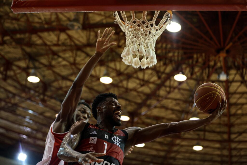 Gui Deodato em ação pelo Flamengo no NBB; jogos do clube na Champions terão transmissão da FlaTV