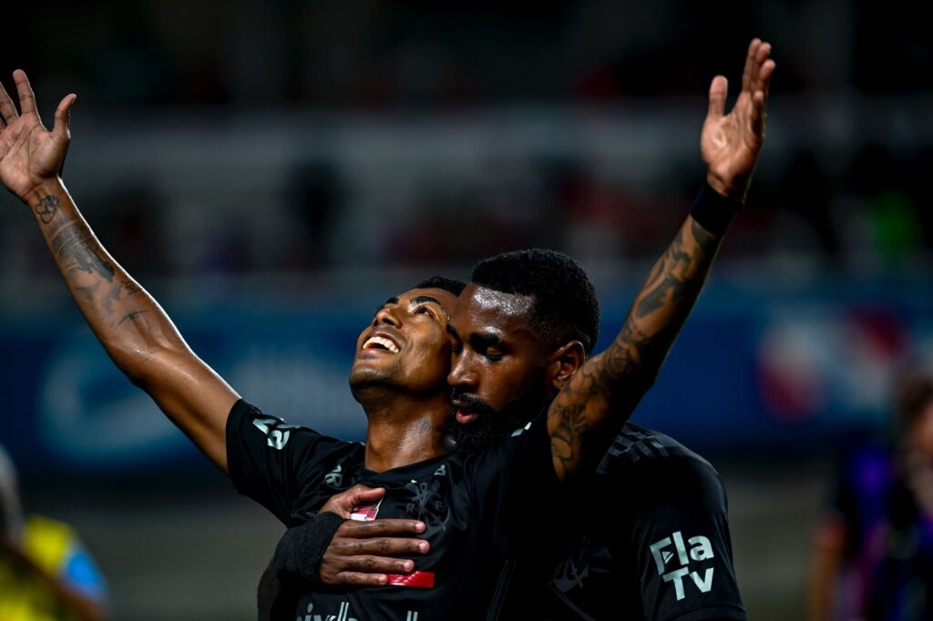 Bruno Henrique celebra gol e é abraçado por Gerson em Sampaio Corrêa x Flamengo