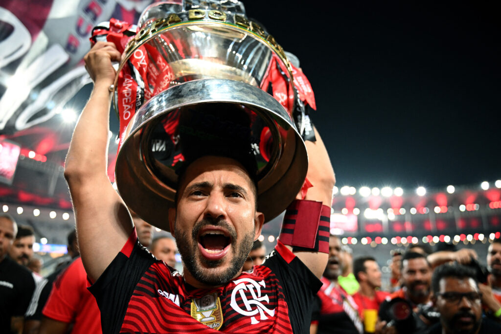 Everton Ribeiro com o troféu da Copa do Brasil 2022; jogador não irá se despedir da torcida do Flamengo em clássico contra o Vasco, no Maracanã