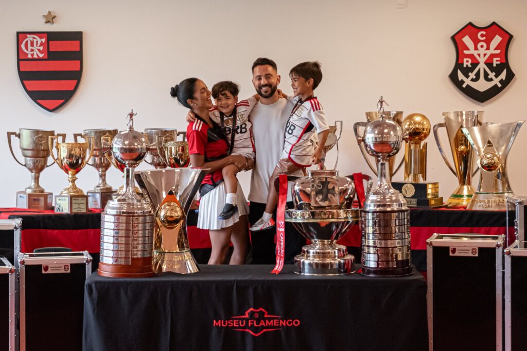 Everton Ribeiro em fotos com todas as taças que conquistou no Flamengo; ex-capitão citou história no Mengão para explicar recusa ao Fluminense