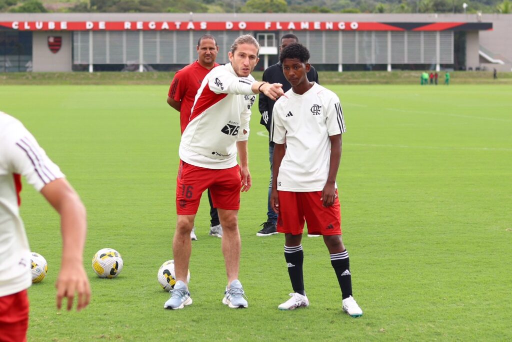 Filipe Luís orienta jogador do Flamengo em 2023; ídolo foi anunciado como técnico do time sub-17 das categorias de base do Fla