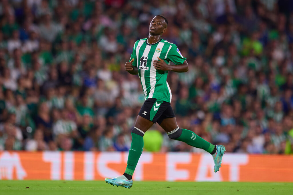 Luiz Henrique em campo pelo Betis; dirigentes do Flamengo vão a Sevilla negociar contratação do atacante