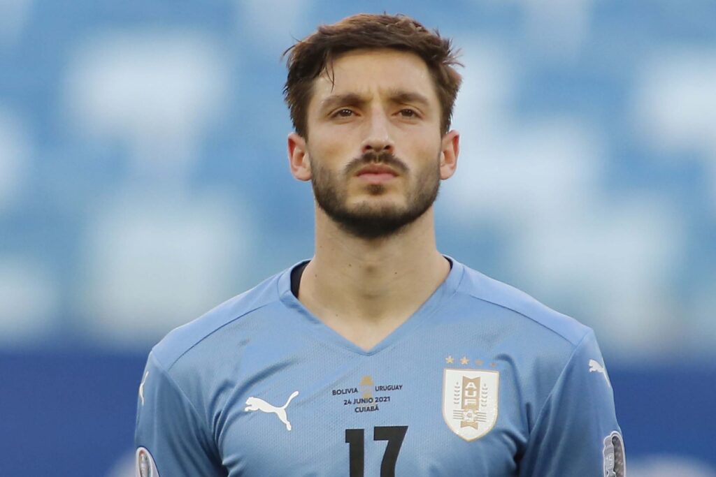 Matías Viña, que estava na Roma, desembarca nesta semana para defender o Flamengo