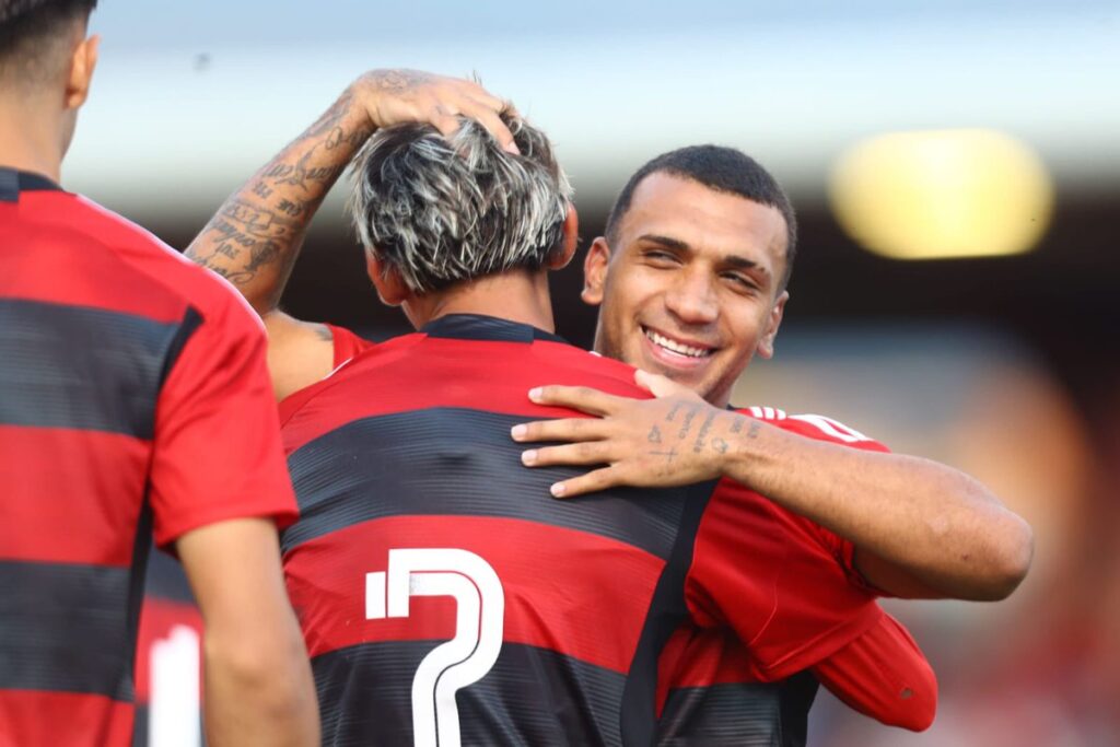 Petterson abraça Werton