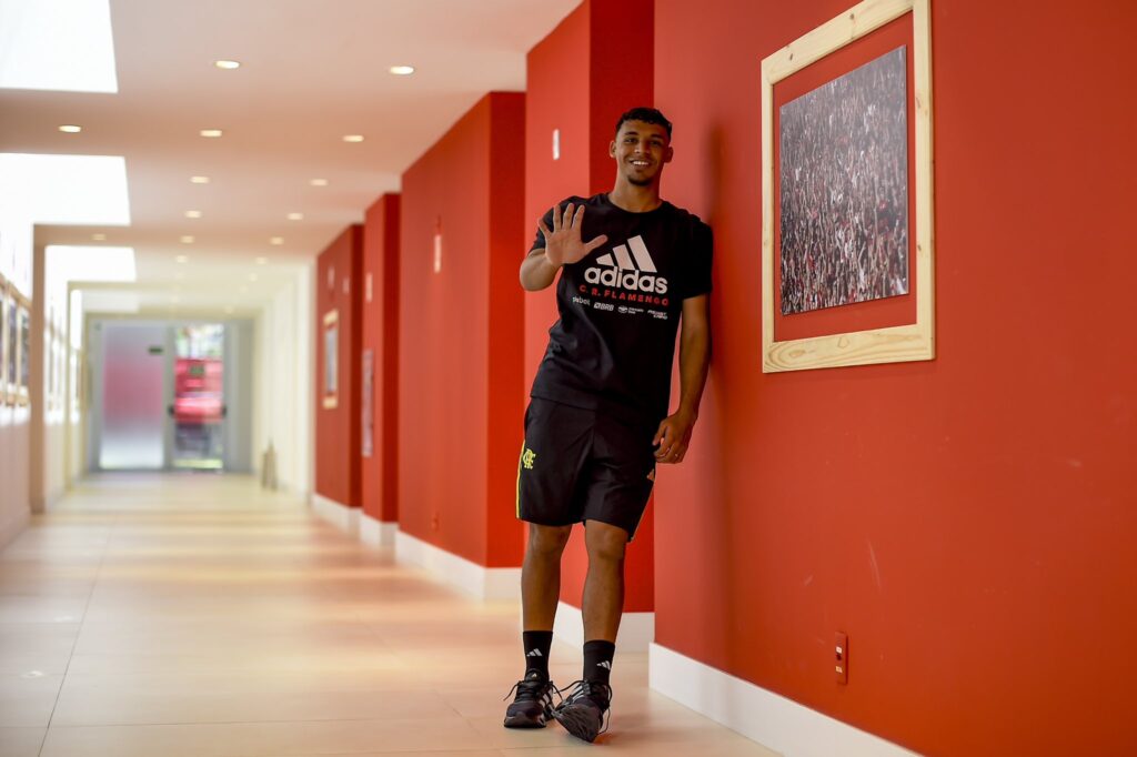 Victor Hugo renova com o Flamengo até 2028 e afasta assédio