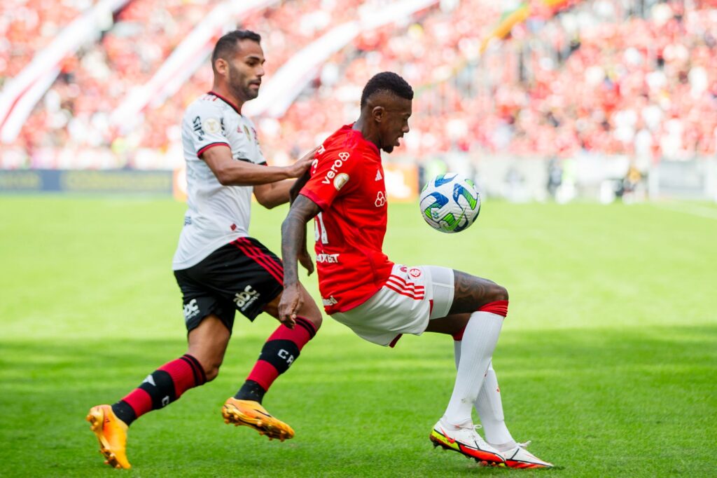Vitão, do Internacional, briga pela bola com Thiago Maia, do Flamengo, durante partida do Brasileirão entre Internacional e Flamengo, no Estádio Beira-Rio, no dia 23 de abril de 2023, em Porto Alegre, Brasil.