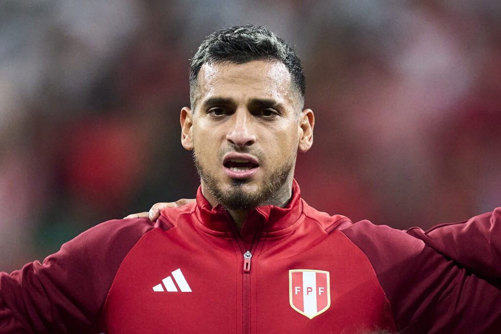 Miguel Trauco em jogo da Seleção do Peru; ex-jogador do Flamengo é o novo reforço do Criciúma