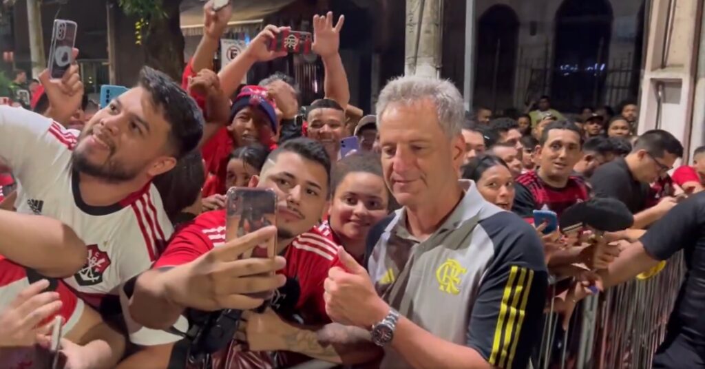 Postagem de jornalista no Twitter sobre recepção a Landim em Belém recebe comentários com mesmo texto, indicando uso de fakes