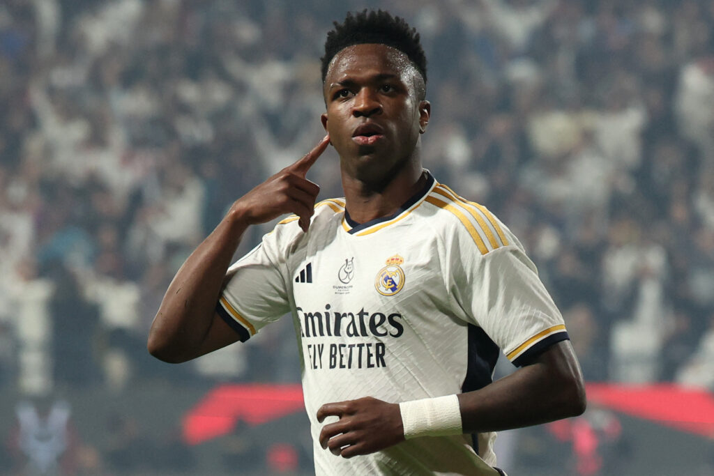 Vinícius Júnior comemora um dos seus três gols na goleada do Real Madrid sobre o Barcelona