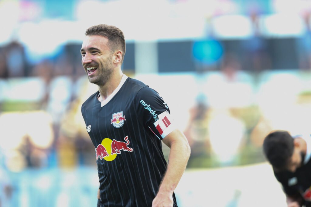 Léo Ortiz comemora gol pelo Red Bull Bragantino; Flamengo terá última reunião com representantes do jogador