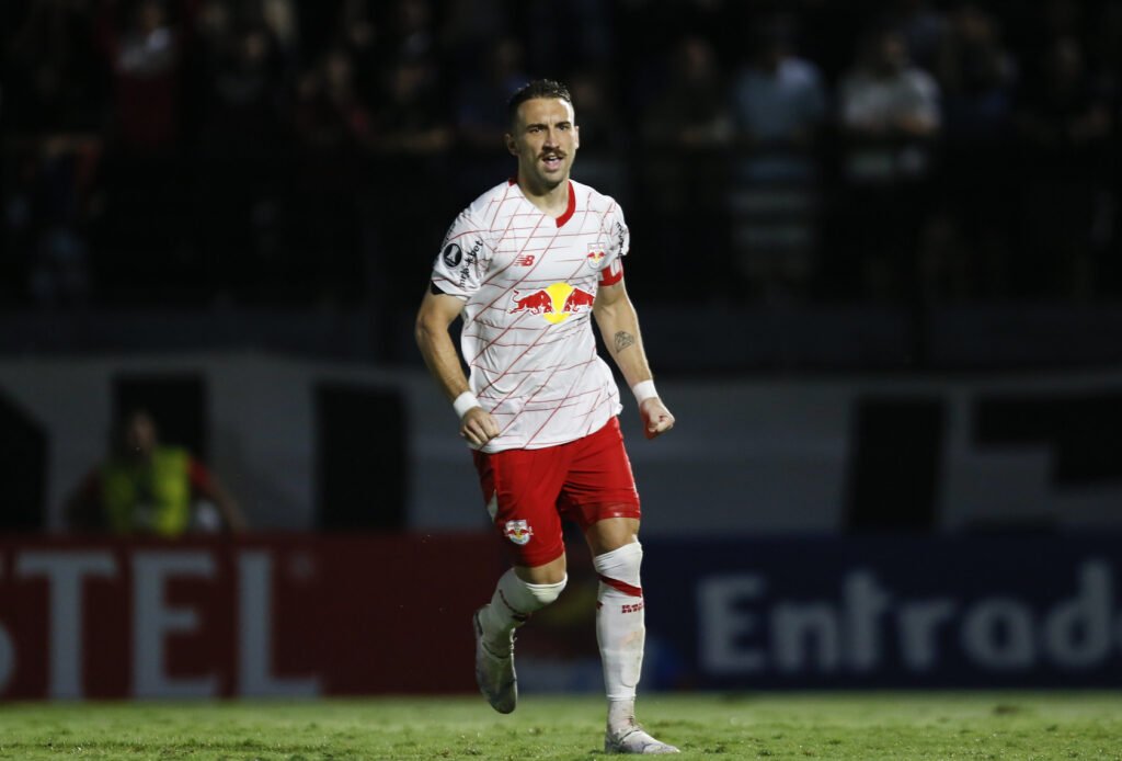 Léo Ortiz em campo pelo Bragantino; Flamengo fará úçltima reunião nesta quarta-feira