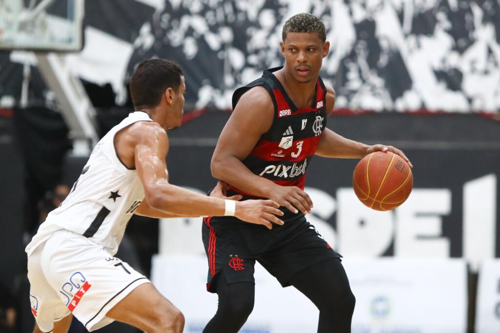 Scott Machado no clássico entre Flamengo e Botafogo, pelo NBB