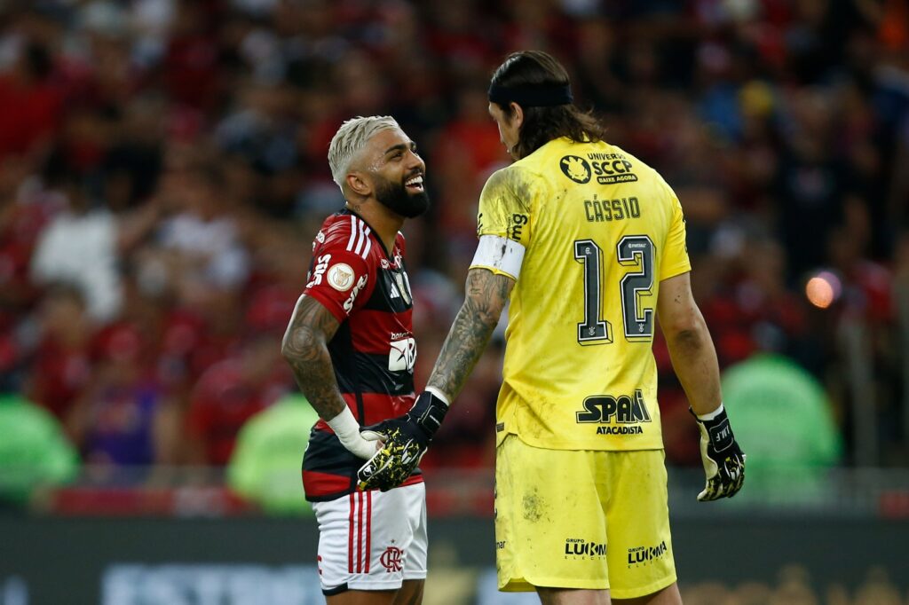 Gabigol, do Flamengo, conversa com Cássio, do Corinthians. Dinheiro viria do valor que a Globo vai pagar na assinatura do contrato do Brasileiro; proposta, só vale se Corinthians ficar na Libra