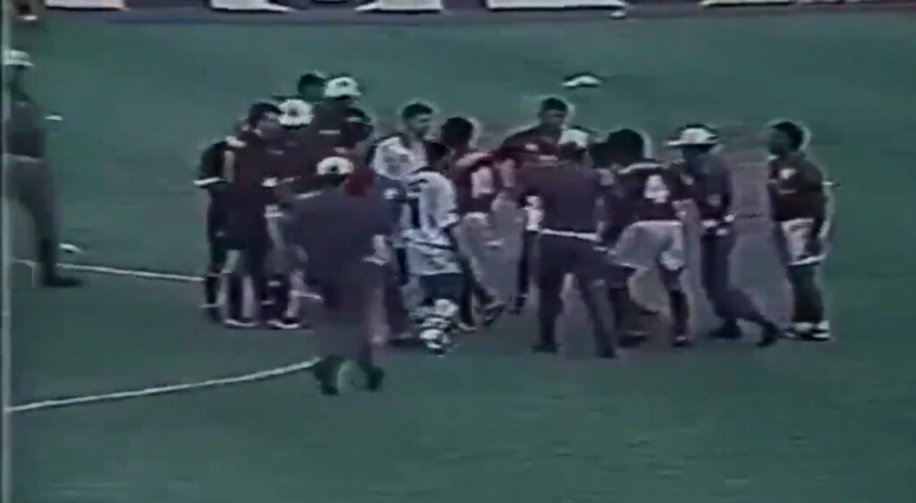 Torcedor fantasiado de The Flash invade o campo para agredir o árbitro em Flamengo x Vasco