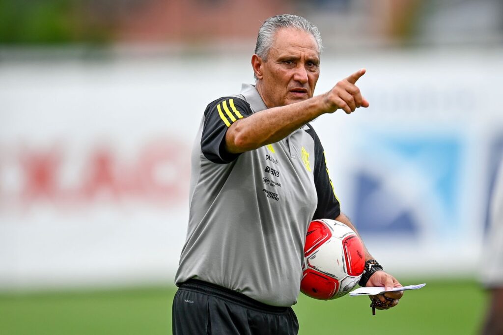 Tite em treinamento do Flamengo; Time terá semana livre de treinamentos após decisão da CBF paralisar Campeonato Brasileiro