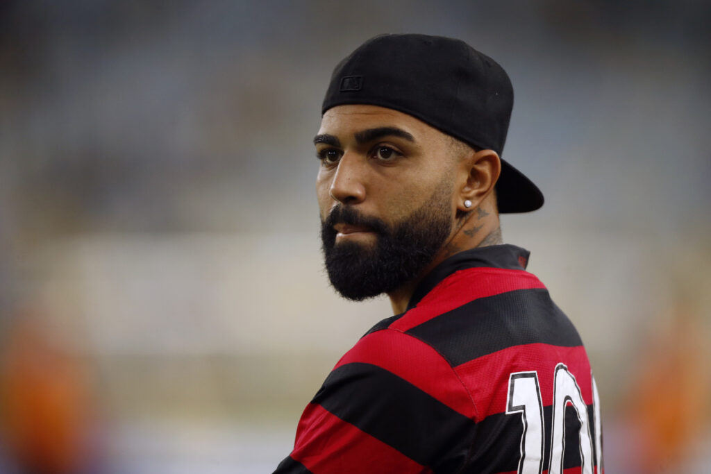 Gabigol no banco de reservas do Flamengo; atacante está livre para assinar pré-contrato