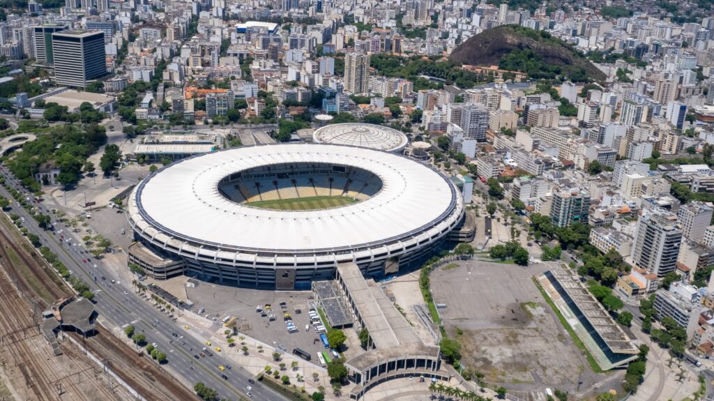 Maracanã visto do alto, com tijuca à direita e linha do tren à esquerda; Prefeitura do Rio de Janeiro anuncia esquema especial de trânsito para Flamengo x Botafogo