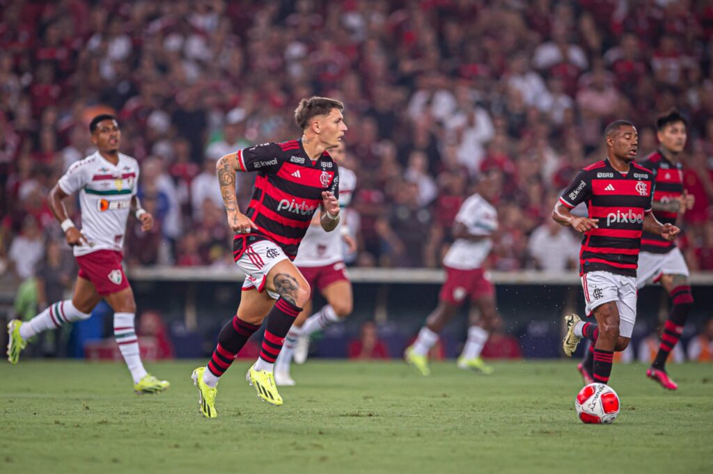 Varela e Luís Araújo serão titulares na partida entre Flamengo e Bolívar, pela Libertadores