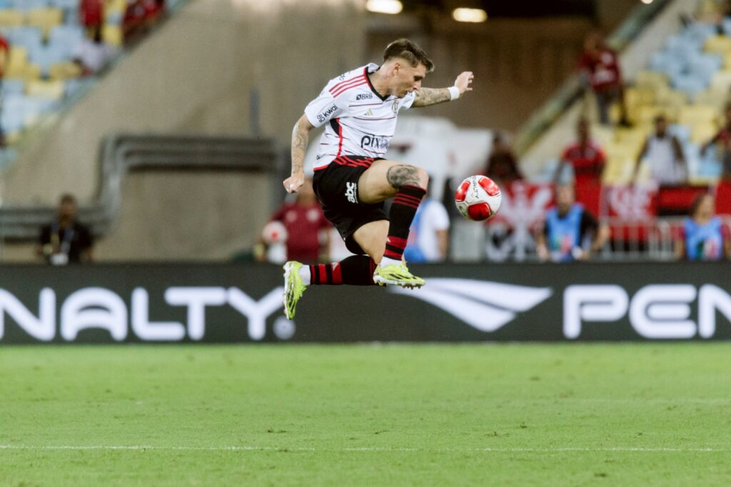 Após mais um jogo sem levar gols, defesa do Flamengo igualou maior série sem ser vazada do clube e é a melhor da história do Carioca. Varela (foto) exaltou o "arco em zero"