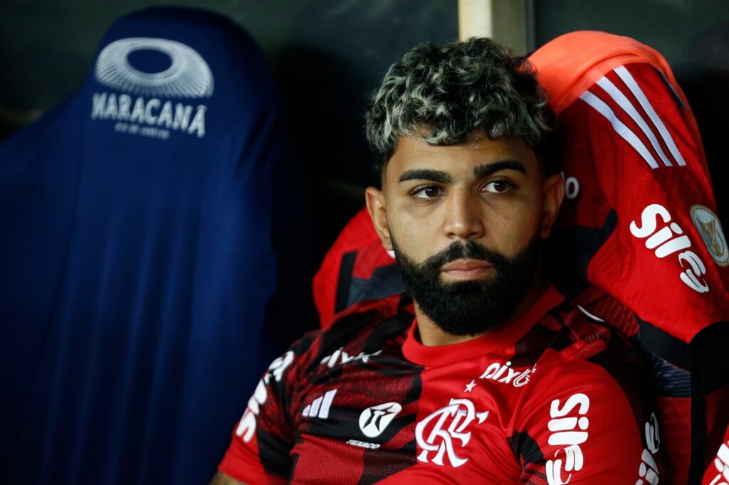 Gabigol no banco de reservas do Flamengo; atacante está livre para assinar pré-contrato