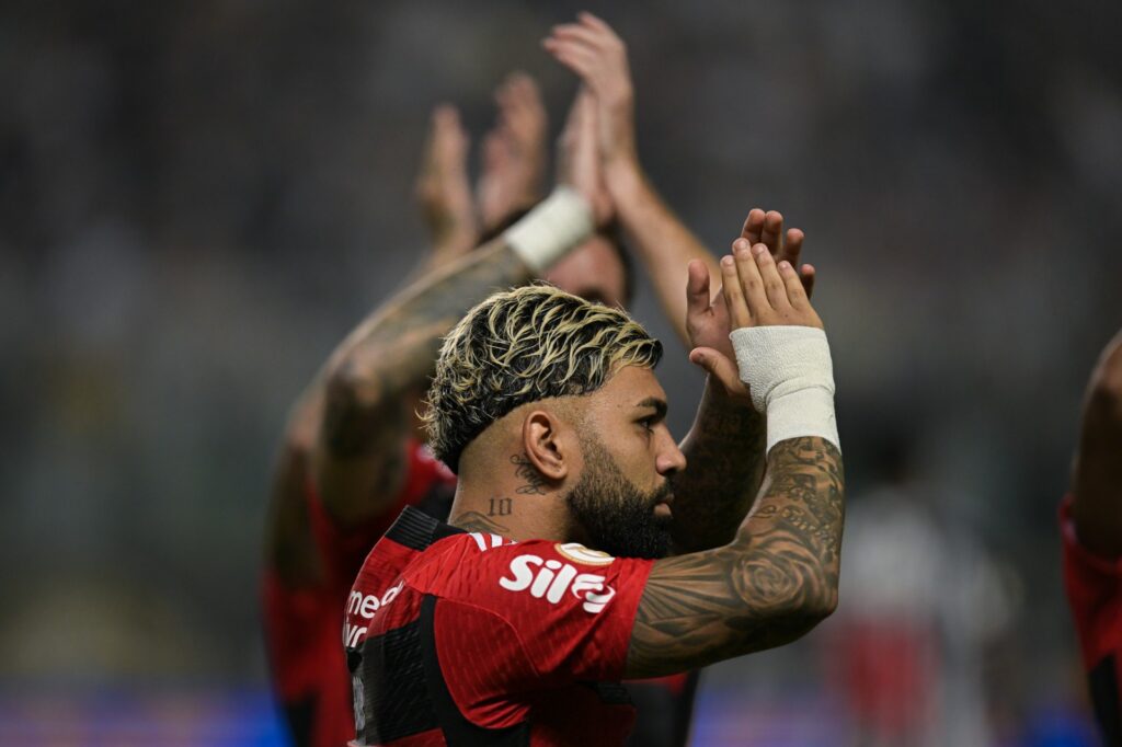 Torcida ainda busca autorização da PM para distribuir adesivos com hashtag Fechado com Gabigol dentro do Maracanã