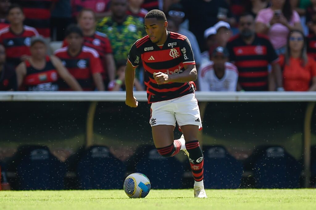 Lorran em campo pelo Flamengo; joia da base está ganhando cada vez mais espaço com Tite após conselhos de David Luiz