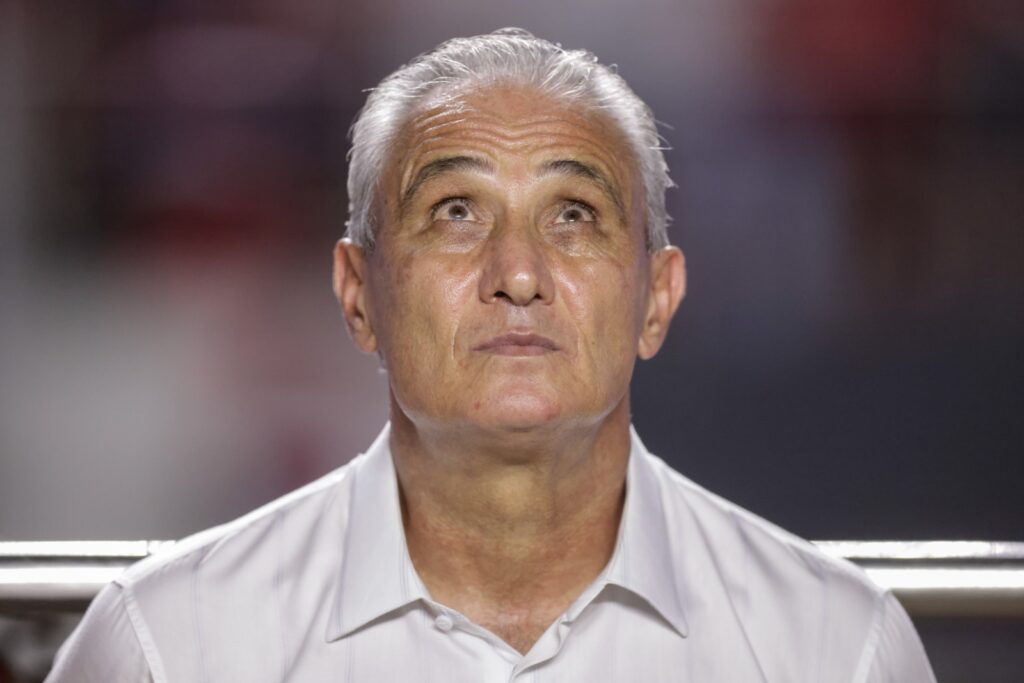 Tite olha para o céu durante jogo do Flamengo