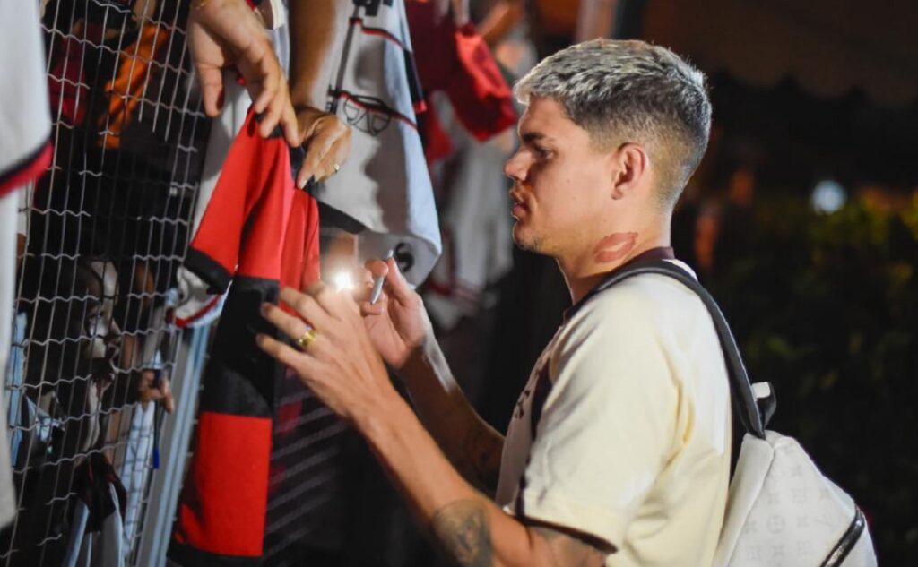 ayrton lucas em goiania pelo flamengo