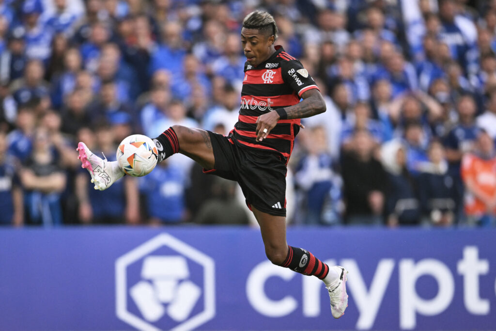 Bruno Henrique em campo pelo Flamengo na Libertadores